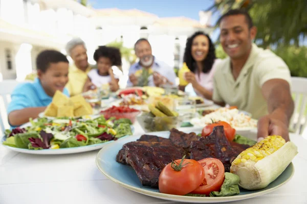 Rodzina jedzenie posiłek na świeżym powietrzu al — Zdjęcie stockowe
