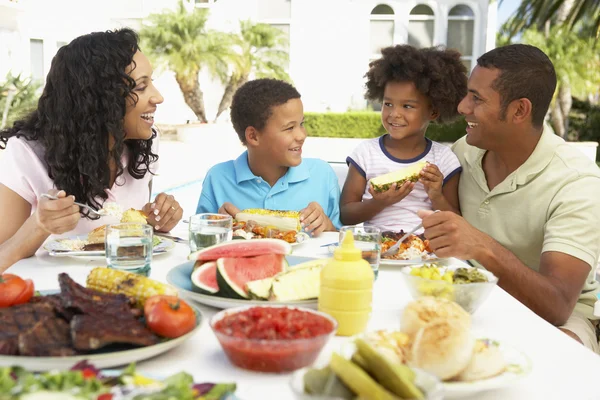 Rodzina jedzenie posiłek na świeżym powietrzu al — Zdjęcie stockowe