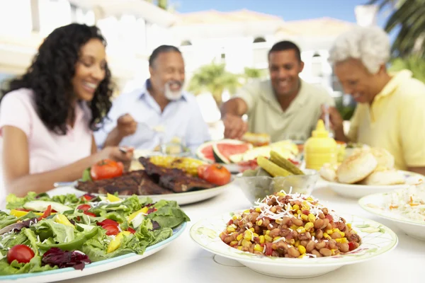 Familie isst ein Essen im Freien — Stockfoto