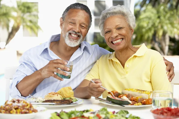 Par som äter en al fresco måltid — Stockfoto