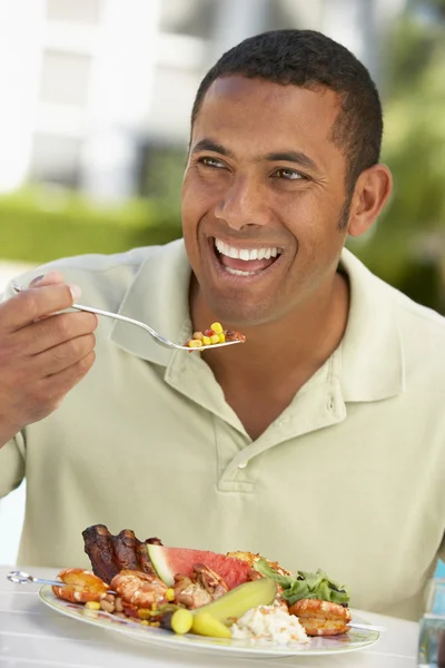 Hombre adulto medio cenando Al Fresco — Foto de Stock