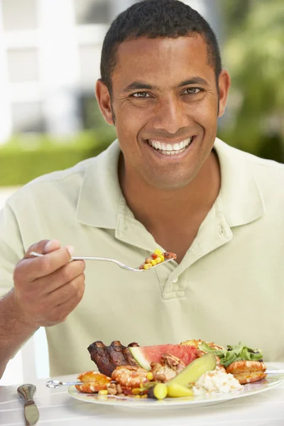 Mittlerer erwachsener Mann speist im Freien — Stockfoto