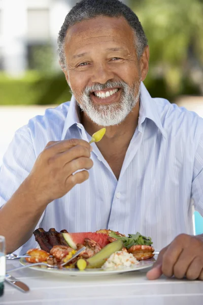 Orta Yaşlı Adam Açık Havada Yemek — Stok fotoğraf
