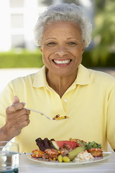 Mujer mayor cenando Al Fresco — Foto de Stock