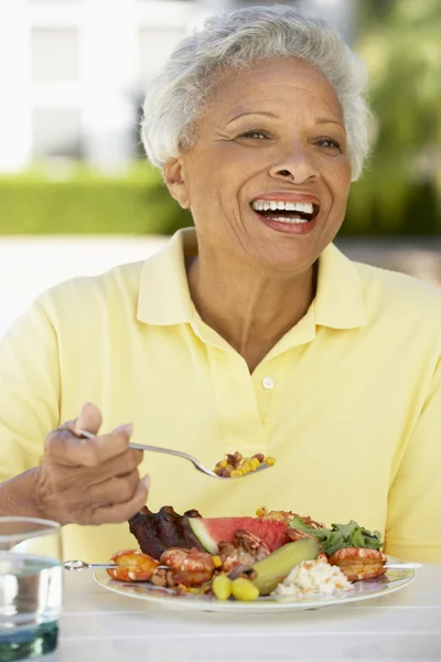 Seniorin speist im Freien — Stockfoto