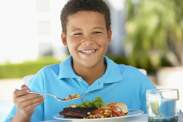 Junge Speist Freien — Stockfoto
