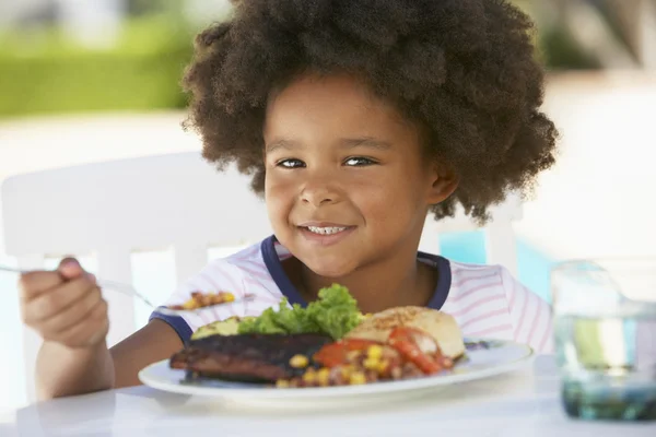Junges Mädchen Speist Freien — Stockfoto