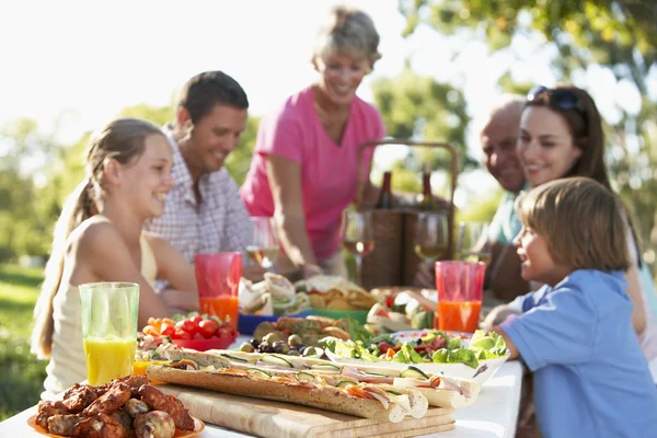 Rodzinne posiłki na świeżym powietrzu — Zdjęcie stockowe