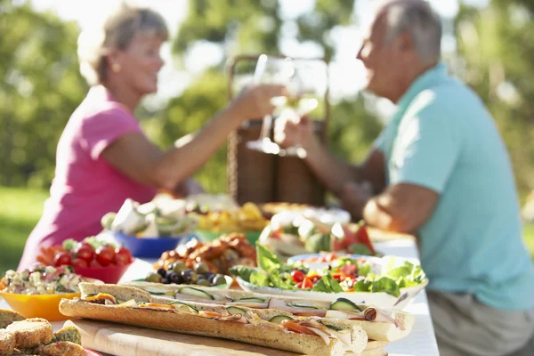 Par middagar utomhus, rosta varandra — Stockfoto