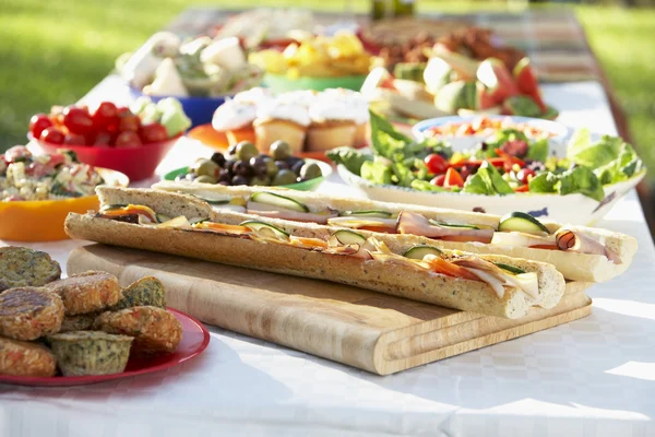Mahlzeiten im Freien, mit Essen auf dem Tisch — Stockfoto