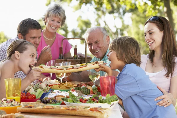 Familjen äta al fresco — Stockfoto