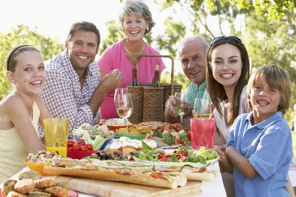 Aile açık havada yemek — Stok fotoğraf