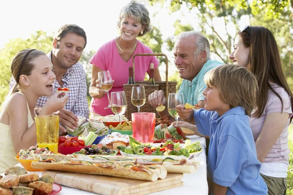 Сім'я вечерями на відкритому повітрі — стокове фото