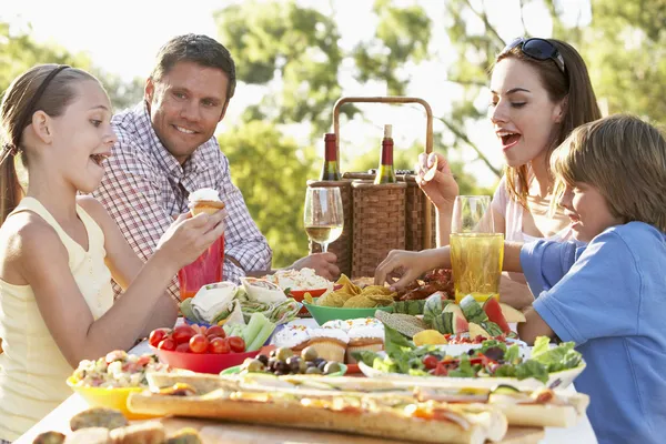 Buitenlucht Eten Familie Food Gelukkig Glimlachen Man Vrouw Jongen Meisje — Stockfoto
