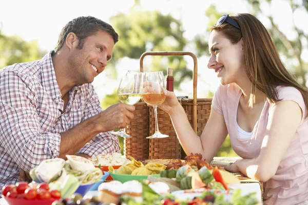 Par som äter en al fresco måltid, grillas med vinglas — Stockfoto