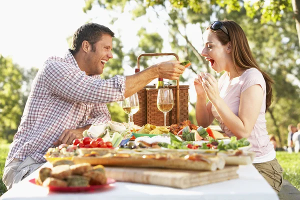 Par som äter en al fresco måltid — Stockfoto