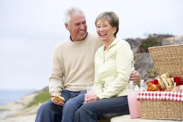 Couple Eating An Al Fresco Meal At The Beach — Stock Photo, Image