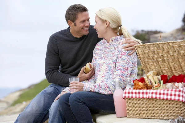 Paar beim Essen im Freien am Strand — Stockfoto