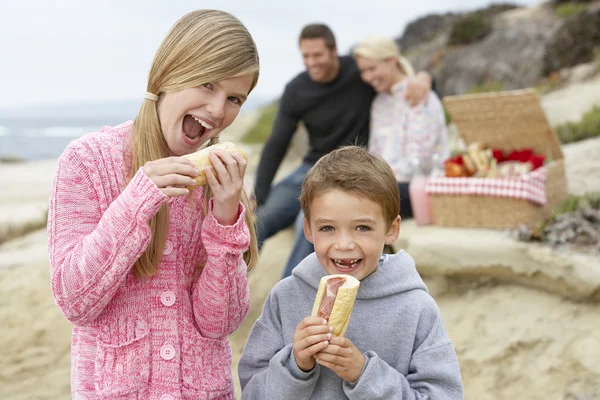 Familie dineren in de openlucht op het strand — Stockfoto