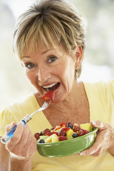 Mulher Sênior Comendo Salada Frutas Frescas — Fotografia de Stock