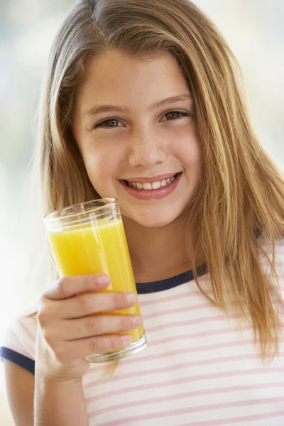 Chica joven bebiendo jugo de naranja —  Fotos de Stock
