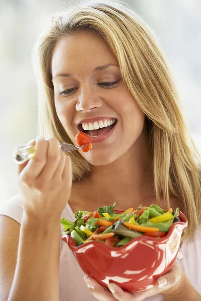 Jovem Mulher Comendo Salada — Fotografia de Stock