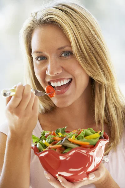 Νεαρή γυναίκα τρώει σαλάτα εποχής — Φωτογραφία Αρχείου