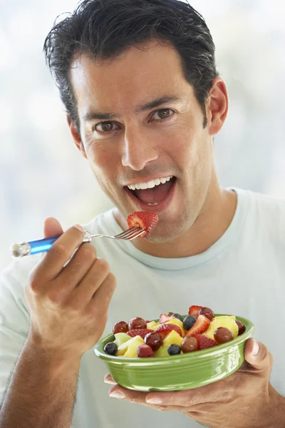 Poloviny dospělého muže jíst Čerstvý ovocný salát — Stock fotografie