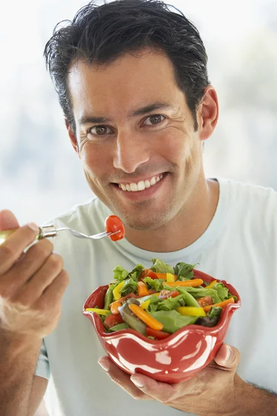 Mitte Erwachsener Mann Isst Salat — Stockfoto