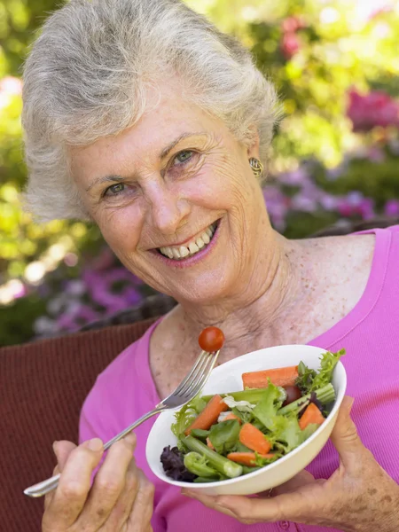 Starší Žena Jíst Čerstvý Salát — Stock fotografie