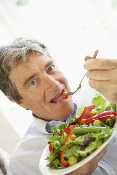 Hombre Mayor Comiendo Ensalada —  Fotos de Stock