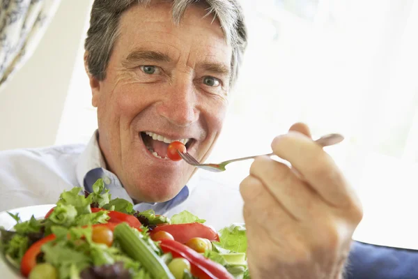 Senior Man Eating Salad — Stock Photo, Image
