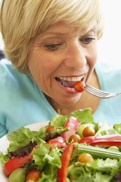 Średniej Wieku Kobieta Jedzenie Zdrowe Sałatki — Zdjęcie stockowe