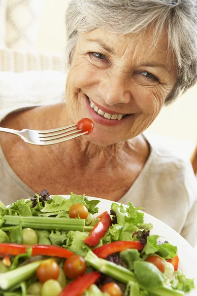 Femme Âgée Mangeant Une Salade Saine — Photo