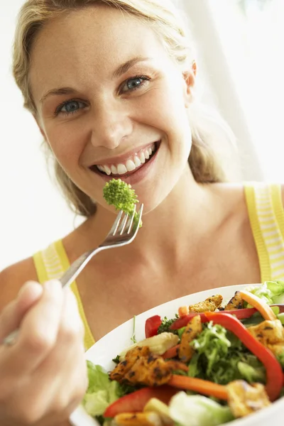 30 代の女性、ヘルシーなサラダを食べる — ストック写真