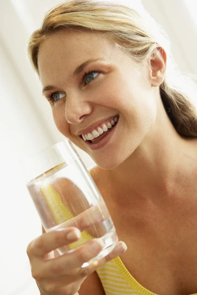 Ung Kvinna Dricker Ett Glas Vatten — Stockfoto