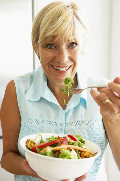 Mellersta åldern kvinna äta en hälsosam sallad — Stockfoto