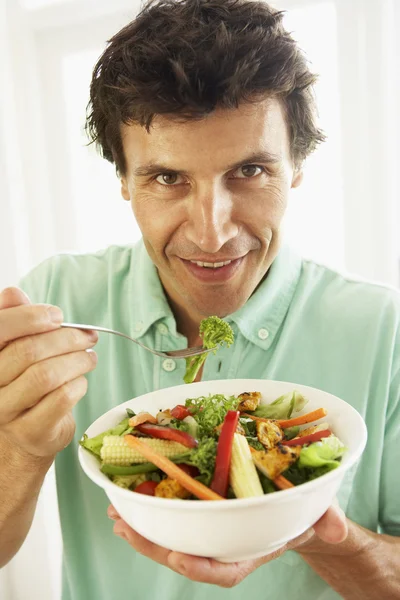 Homme Adulte Moyen Mangeant Une Salade Saine — Photo