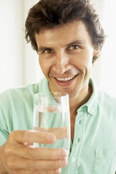 Homem Adulto Médio Bebendo Copo Água — Fotografia de Stock