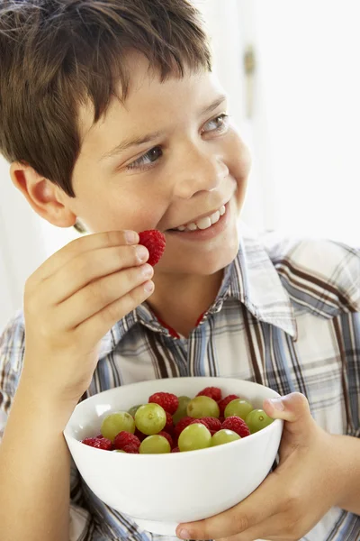Młody Chłopak Jedzenie Miska Owoców Świeżych — Zdjęcie stockowe