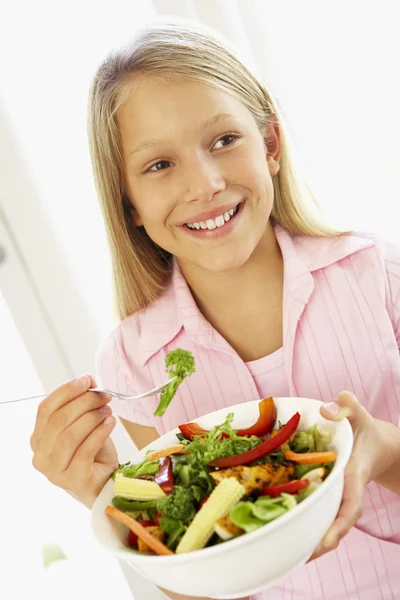 Mladá dívka jíst čerstvý salát — Stock fotografie