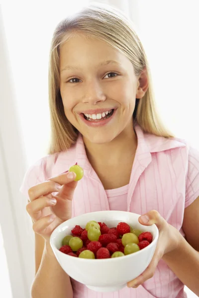 年轻的女孩吃新鲜的水果沙拉 — 图库照片