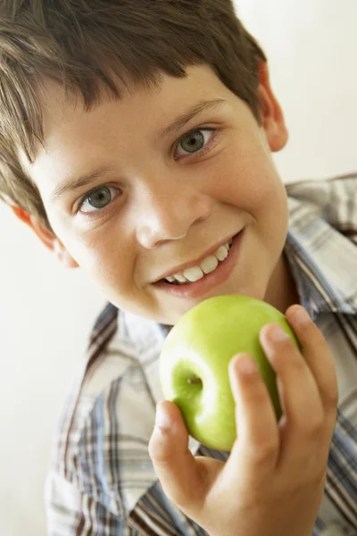 Junge isst Apfel — Stockfoto