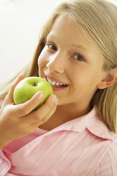 Ung Flicka Äter Ett Äpple — Stockfoto