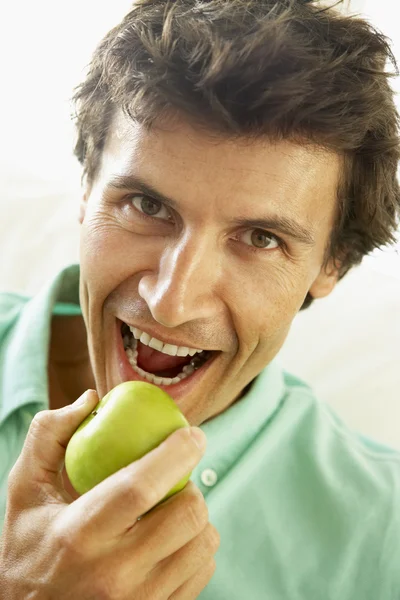 Mitten Vuxen Man Äta Hälsosam Äpple — Stockfoto