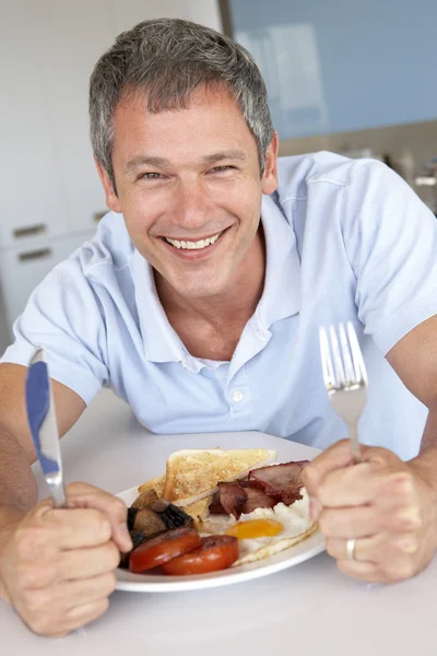 Mitt Äldre Mannen Äter Ohälsosam Stekt Frukost — Stockfoto