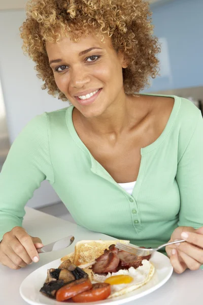 大人の女性半ばの朝食を揚げ不健康な食べること — ストック写真