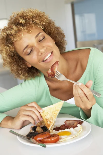 Polovina dospělé ženy jíst nezdravé smažené snídaně — Stock fotografie