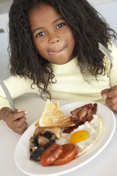 年轻的女孩吃不健康的早餐 — 图库照片