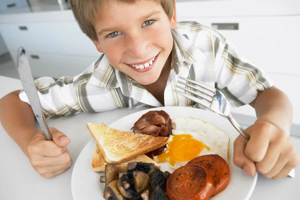 Młody chłopak niezdrowe jedzenie smażone śniadanie — Zdjęcie stockowe